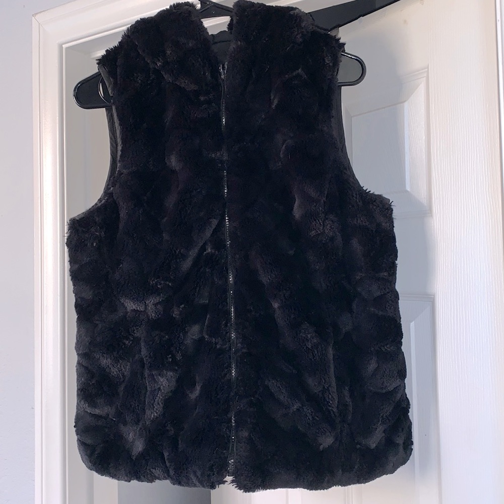 Faux fur black reversible puffer vest with pockets